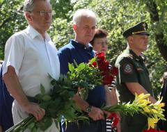 Возложение цветов к памятнику