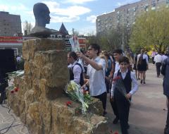 Возложение цветов к памятнику Молодова