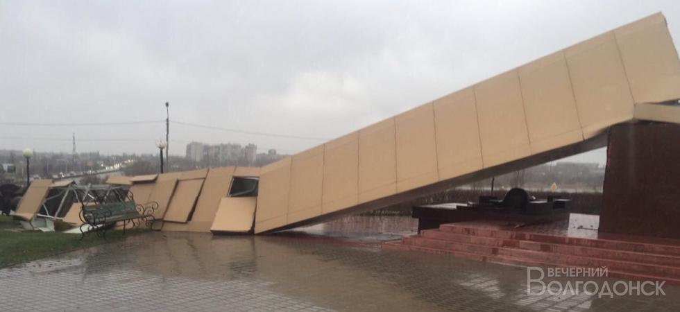 Шквалистый ветер повалил  стелу в центре Волгодонска
