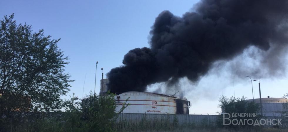 В Волгодонске вспыхнул сильный пожар на нефтебазе