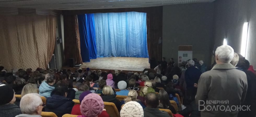 Известные жители Волгодонска устроили настоящие дебаты в ДК имени Курчатова