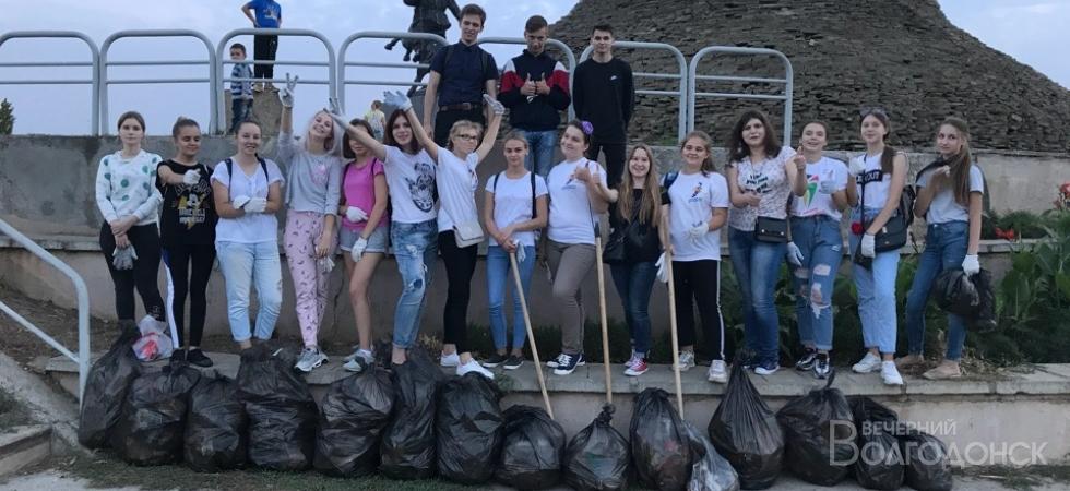 Молодежь Волгодонска против мусора: в городе очистили набережную