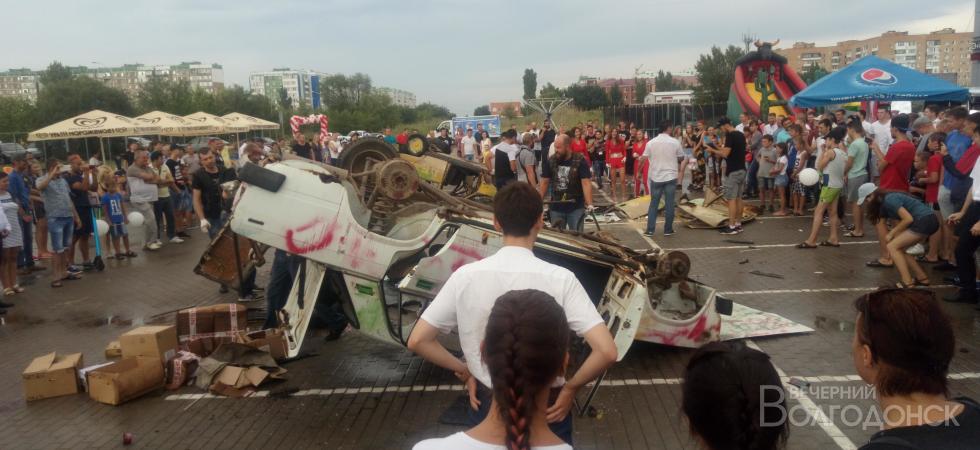 Серию автомобилей разрушили в Волгодонске