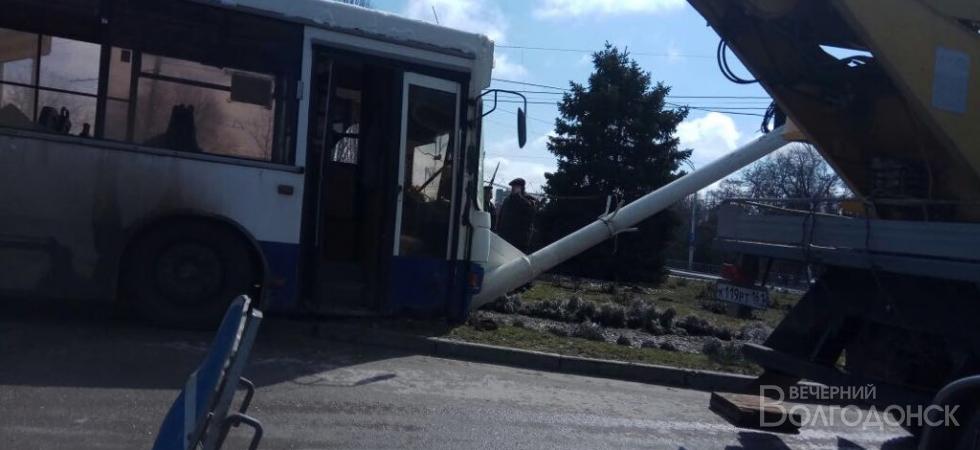 Пассажирский автобус врезался в столб в Волгодонске
