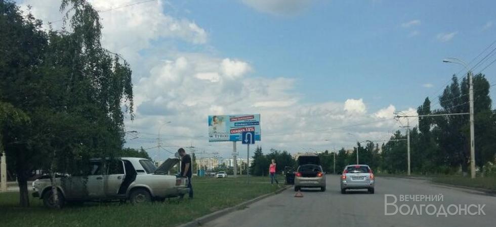 В Волгодонске после ДТП авто вылетело на газон