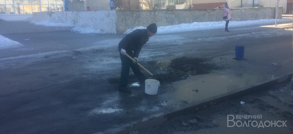 Житель Волгодонска, не дождавшись коммунальщиков, сам вышел заделывать яму