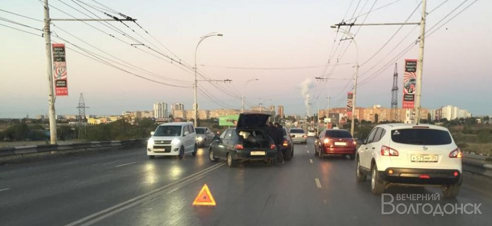 В час пик на мосту в Волгодонске вновь произошла авария