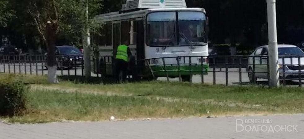 Троллейбус попал в аварию в центре Волгодонска