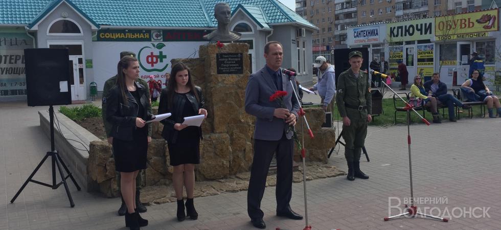 Горожане возложили цветы к памятнику Сергею Молодову