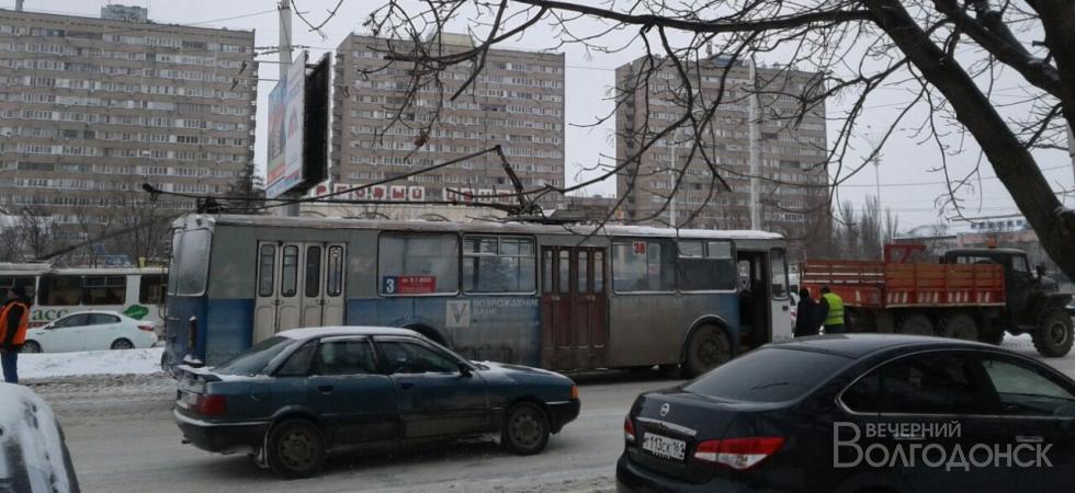 Сломанный рог у троллейбуса создал пробку в центре Волгодонска
