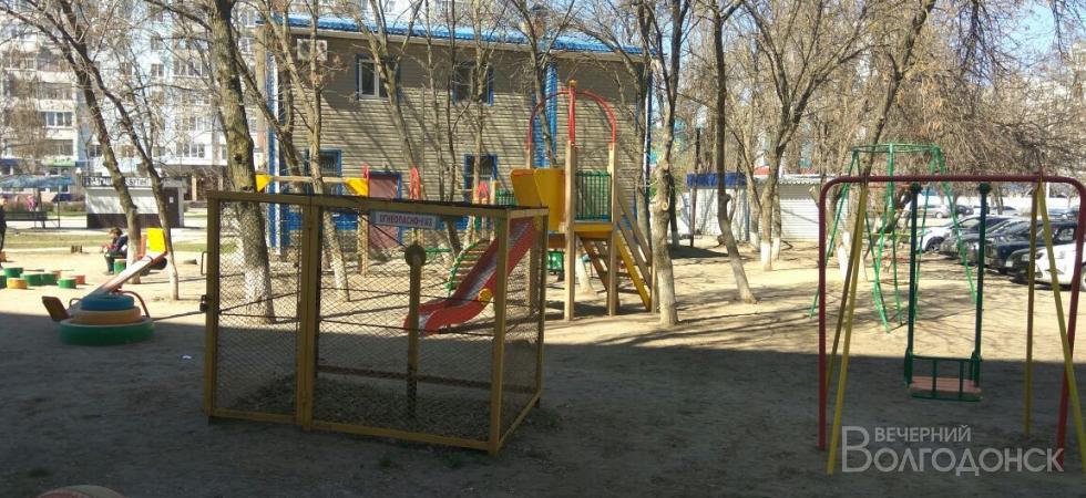 Газ на детской площадке: жители Волгодонска переживают за своих чад