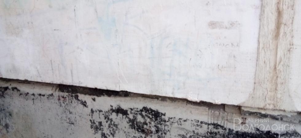 Молодые казаки Волгодонска закрашивают надписи на стенах с рекламой наркотиков
