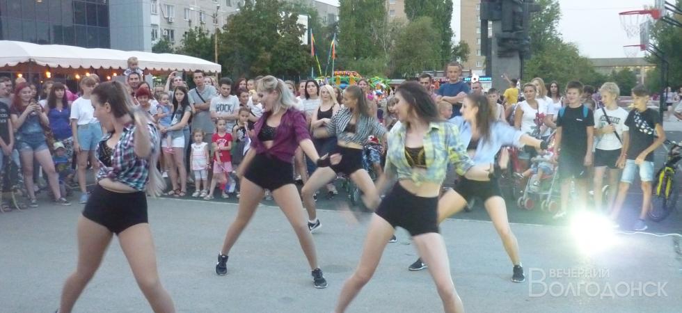 День флага в Волгодонске встретили роком и «танцем поп»