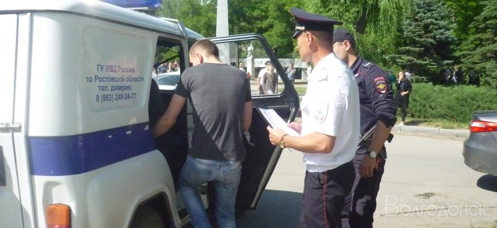 На митинге в Волгодонске задержали двух человек