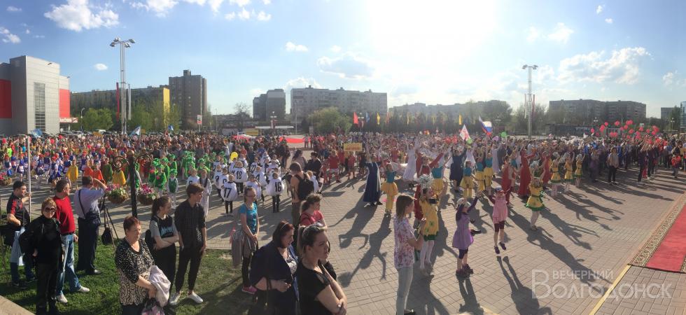 Красочным шествием и флешмобом открылся «Южный ветер» в Волгодонске