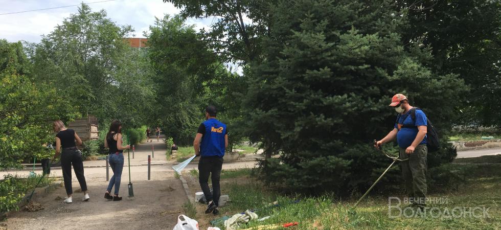 Депутат Геннадий Кудрявцев и актив округа №13 провели уборку на заброшенной аллее.
