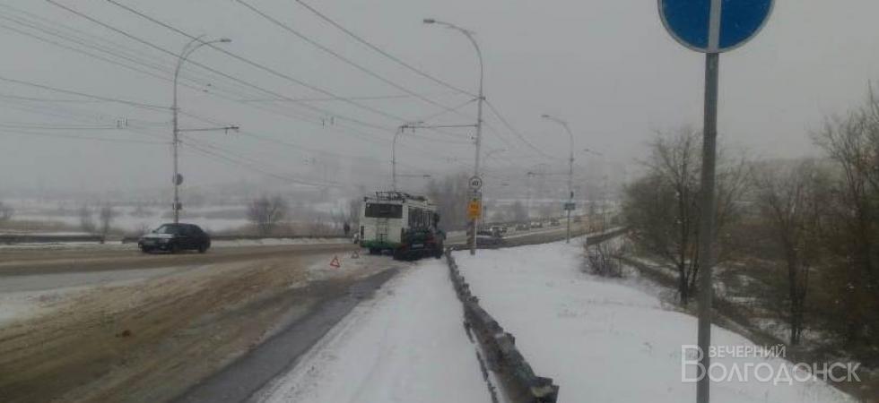 Из-за аварии иномарки и троллейбуса на мосту в Волгодонске пострадал человек