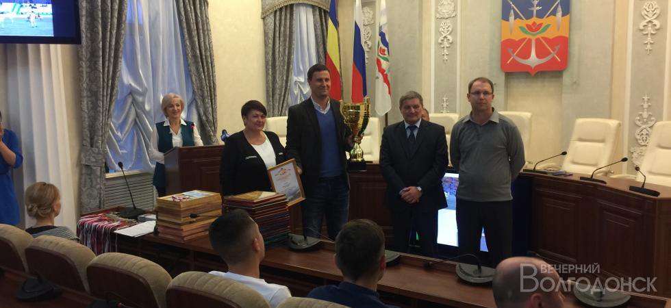 Футболистов «Волгодонска» наградили за серебряный сезон
